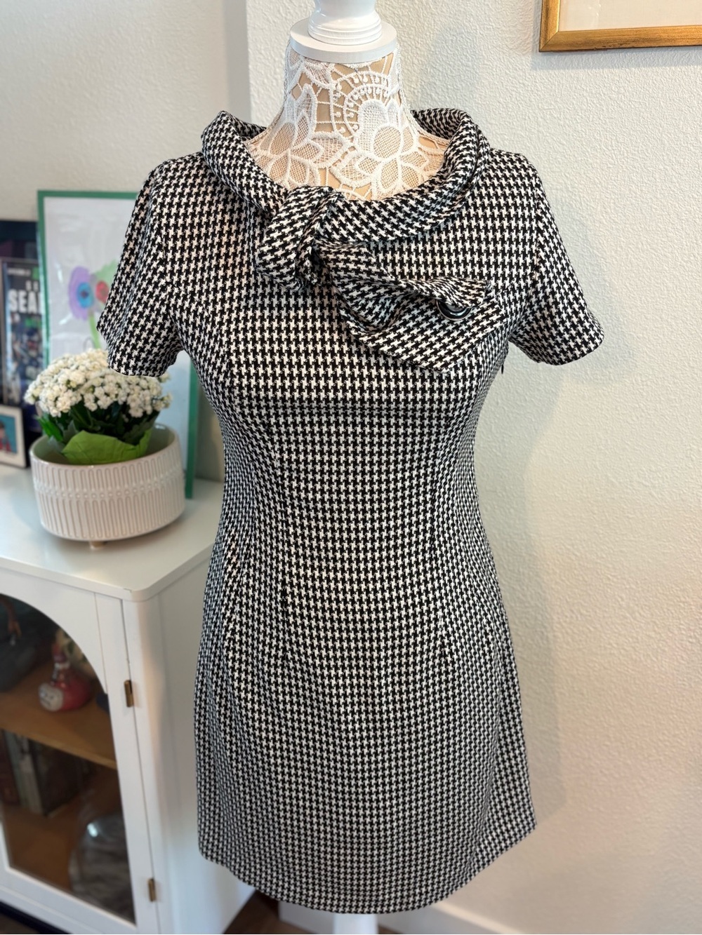 60s Mod Style Houndstooth Short Sleeve Dress with Bow Shawl Collar- size 4
